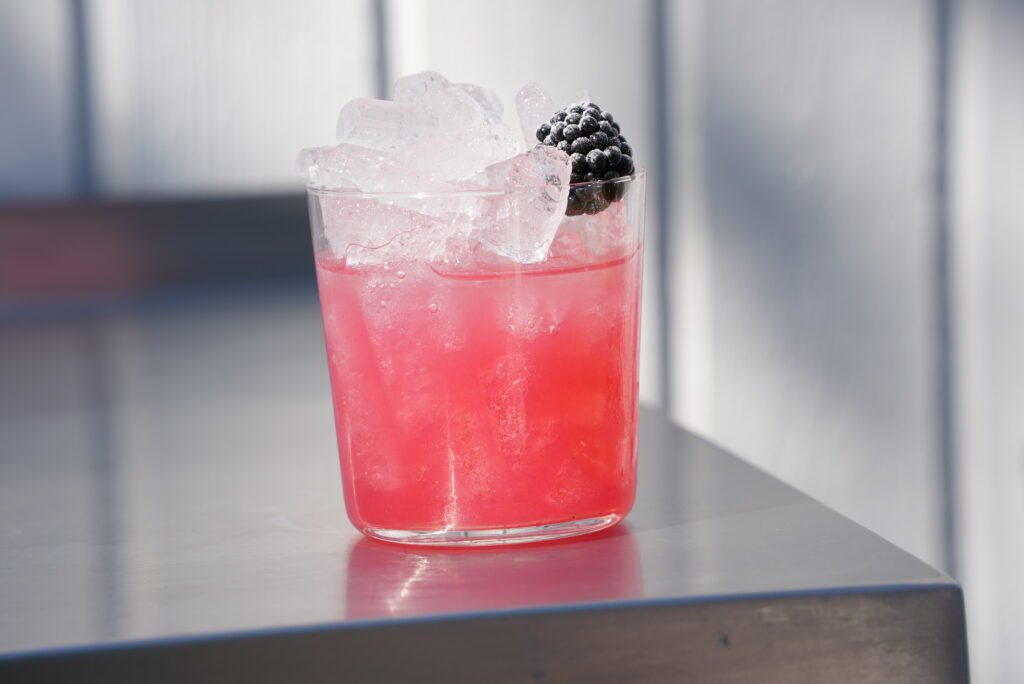 Bramble med brombær og knust is – cocktails til fest